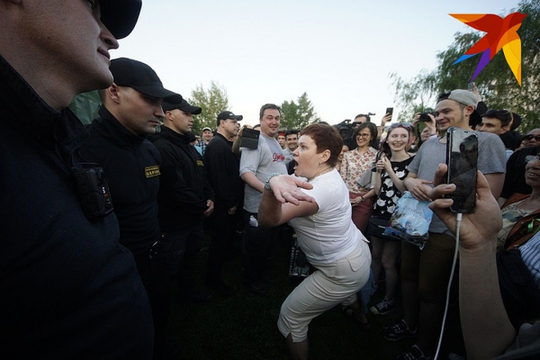 Фотохроника противостояния: как в Екатеринбурге конфликтовали сторонники сквера и храма
