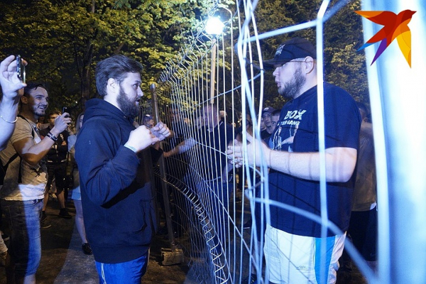 Фотохроника противостояния: как в Екатеринбурге конфликтовали сторонники сквера и храма